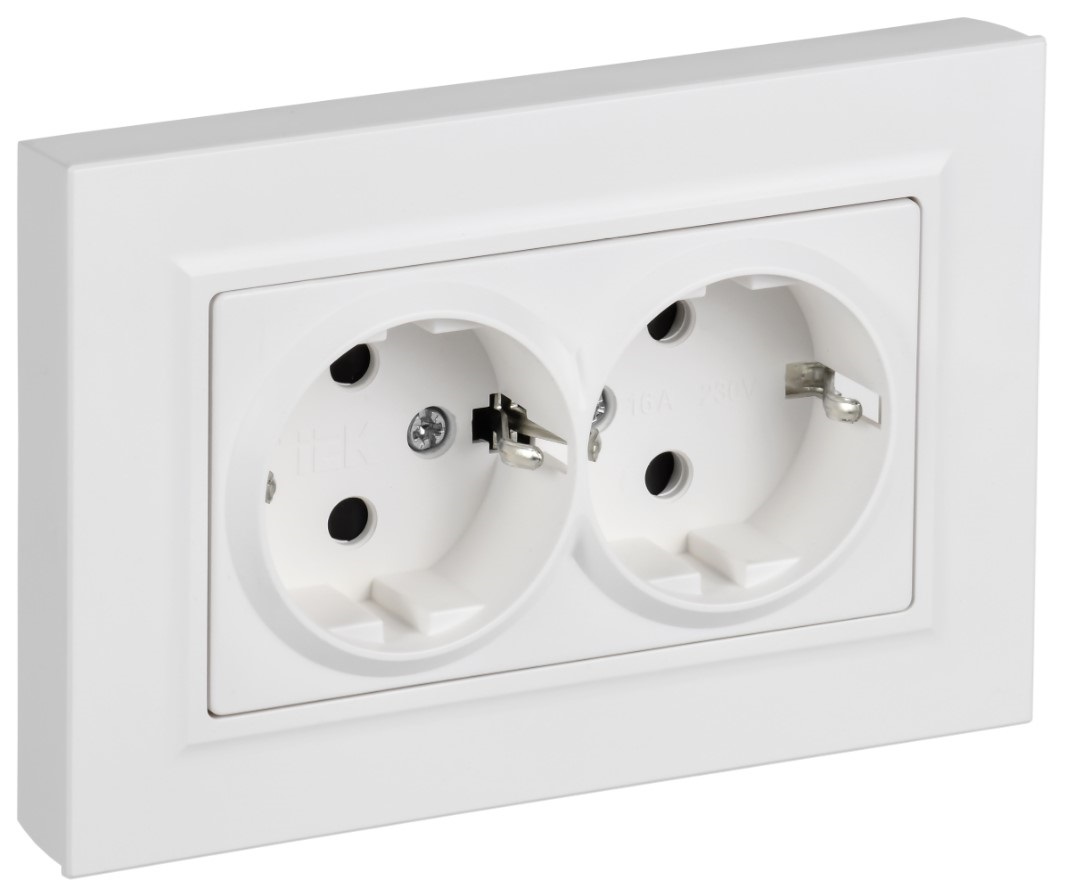 

Розетка двухместная с заземлением IEK BR-R28-16-K01-F BRITE с защитными шторками плоская 16А в сборе РСшПл12-3-БрБ белый, BR-R28-16-K01-F