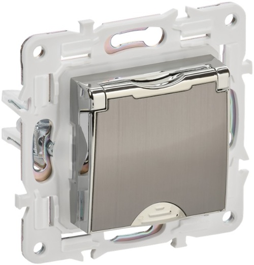 

Розетка с заземлением с крышкой IEK SK-R16-16-44-K50 SKANDY с защитными шторками 16А IP44 SK-R11N металл никель, SK-R16-16-44-K50