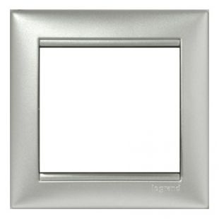 Изображение товара Декоративная рамка Legrand 770151 для скрытия механизма розетки или выключателя