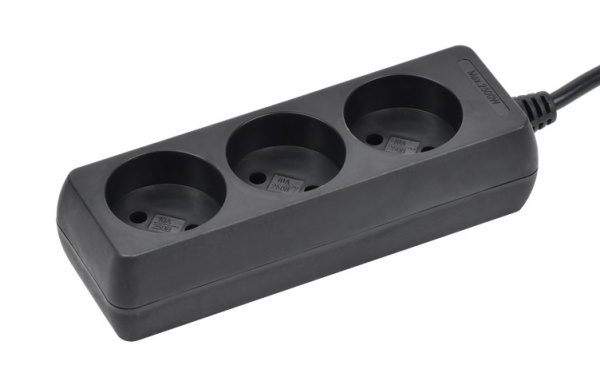 Изображение товара Удлинитель IEK WYP10-06-03-01-K02 с тремя розетками и кабелем 1.5 м
