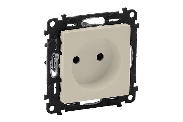 

Розетка Legrand 753516 Valena LIFE - 2К 16А 250В с лицевой панелью, слоновая кость. с защитными шторками, безвинтовые зажимы, 753516