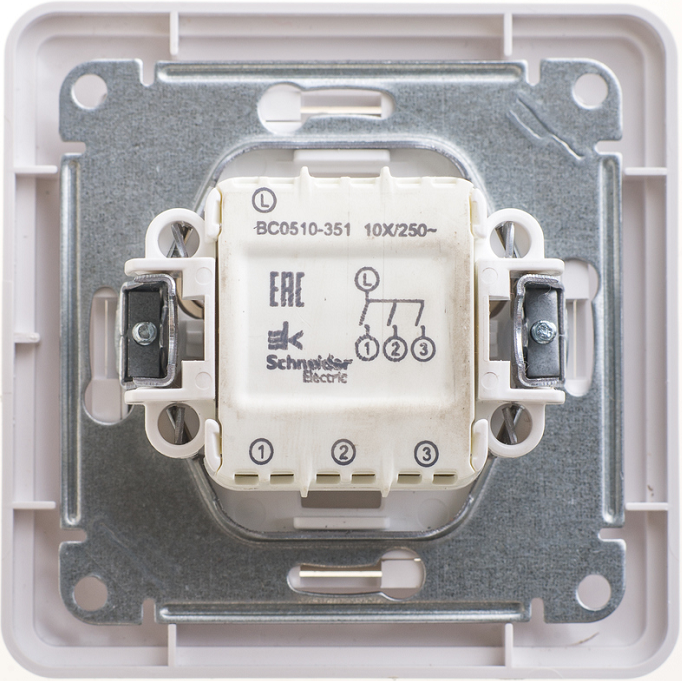 

Выключатель Schneider Electric VS0510-351-18 Wessen 59 3-клавишный, 10АХ (в сборе) белый, VS0510-351-18