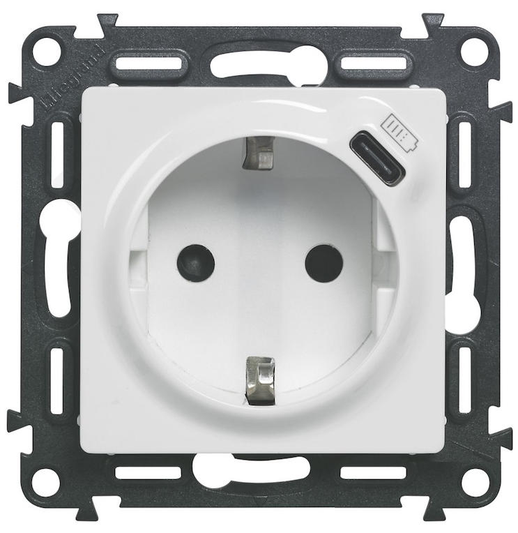 

Розетка Legrand 753135 Valena LIFE - комбинированная 2К+З 16А ~250В со встроенным зарядным устройством USB с 15А 5В, с лицевой панелью, белое, 753135