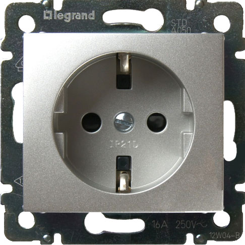 

Розетка Legrand 770121 Valena с заземлением, со шторками, в рамку, 2К+З,16А, 250В, IP20 (алюминий), 770121