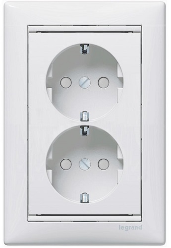 

Розетка Legrand 774427 Valena двойная, с заземлением, со шторками, 2х2К+3,16А, 250В, IP20 (белая), 774427