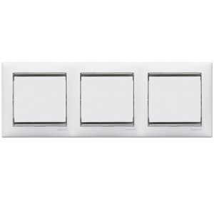 

Рамка Legrand 770493 Valena 3 поста горизонтальная, IP20 (белая/серебряный штрих), 770493