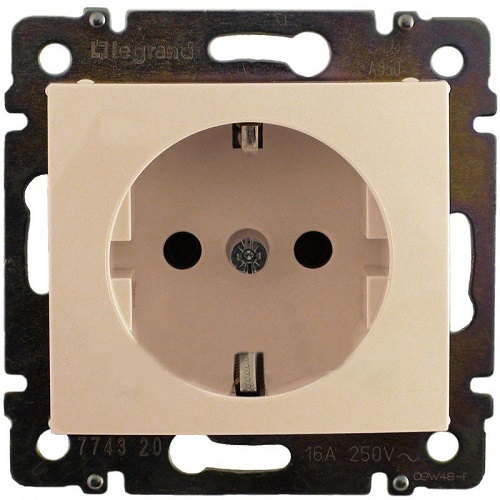 

Розетка Legrand 774122 Valena c заземлением, со шторками, 2К+3, 16А, 250В, IP20 (слоновая кость), 774122